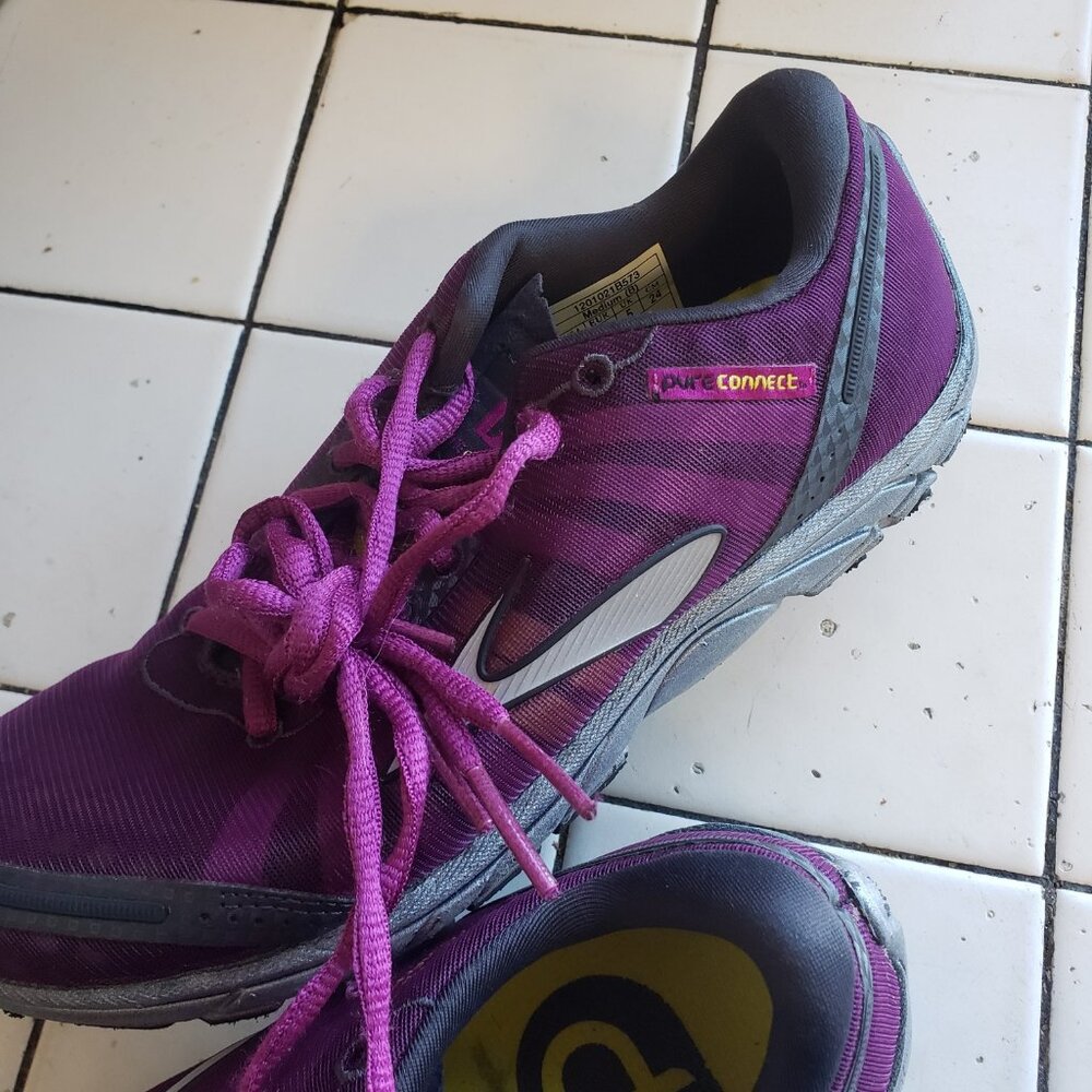 Brooks Tennis Shoes size 7